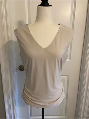 Frank Lyman Design Elegant Sleeveless V-Neck Blouse in Light Beige. Size US8.